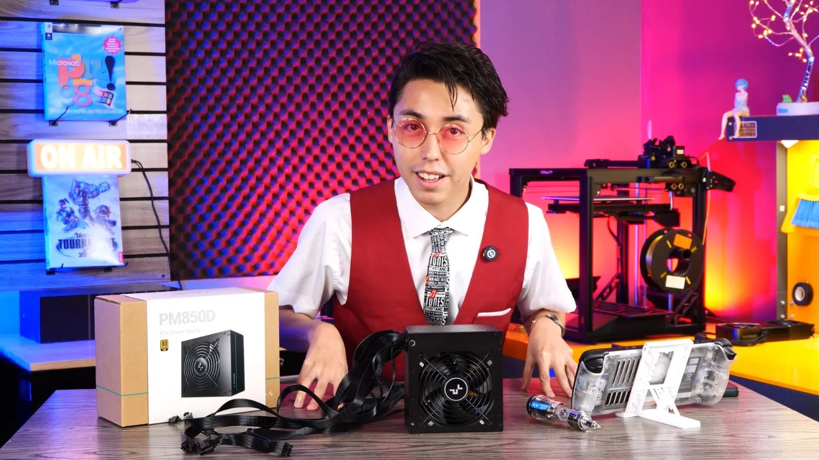Daniel Monty presentando la fuente DeepCool PM850D junto a su caja