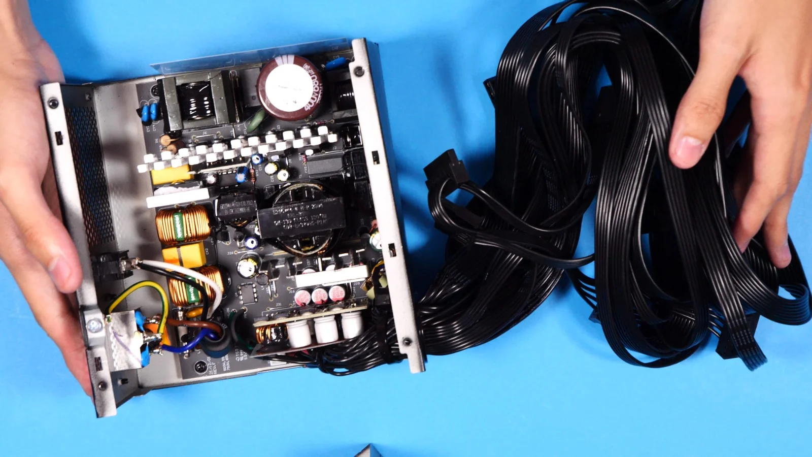 Ensamble interno de la fuente DeepCool PM850D junto a su cableado