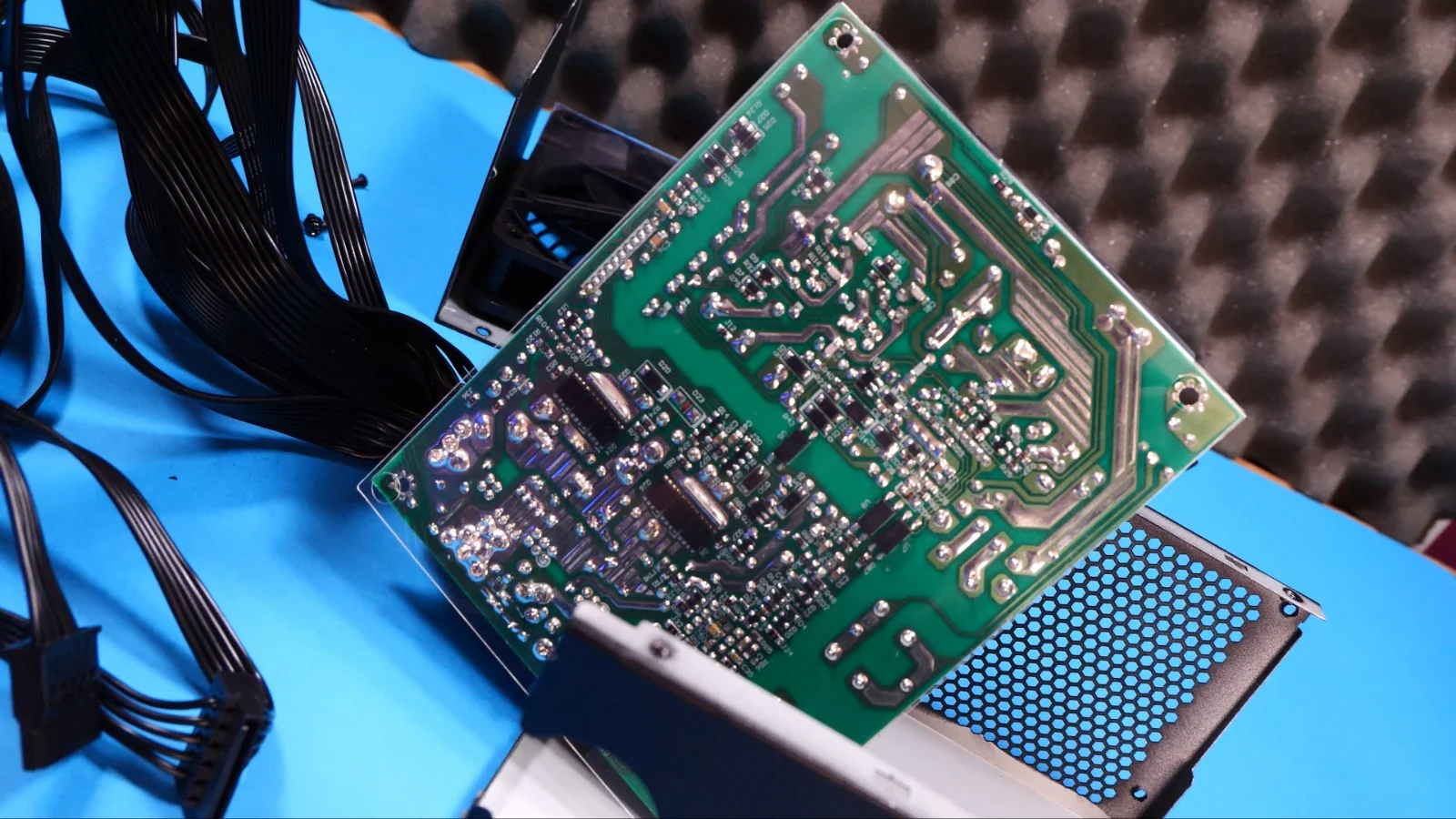 PCB de la fuente DeepCool PM850D fabricada por Channel Well Technology