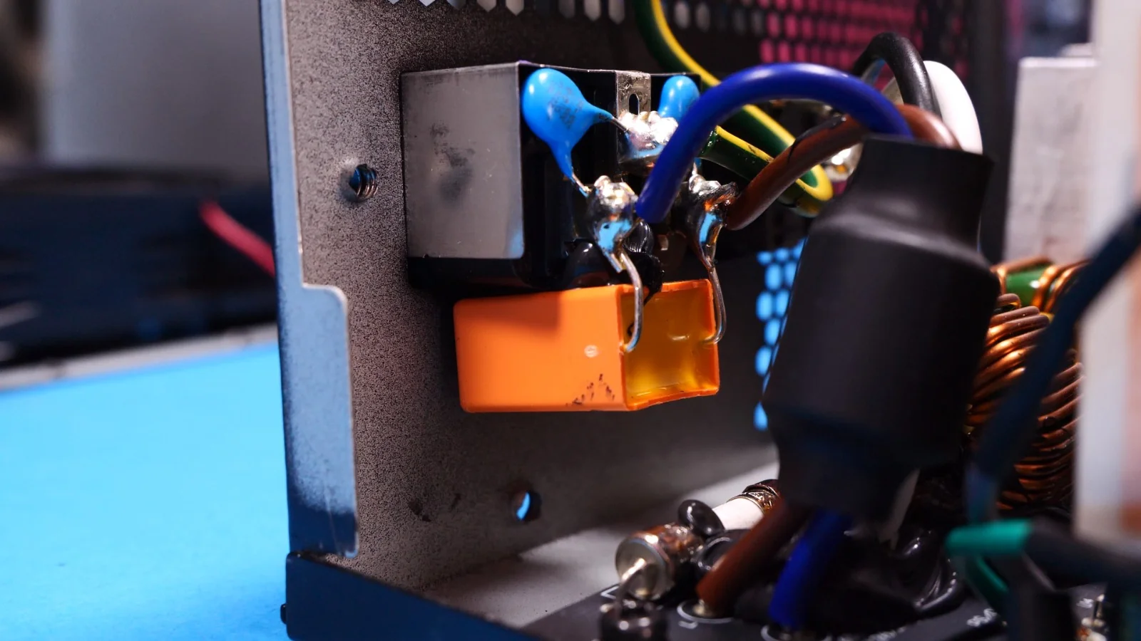 Varistor y termistor del filtro EMI de la DeepCool PM850D