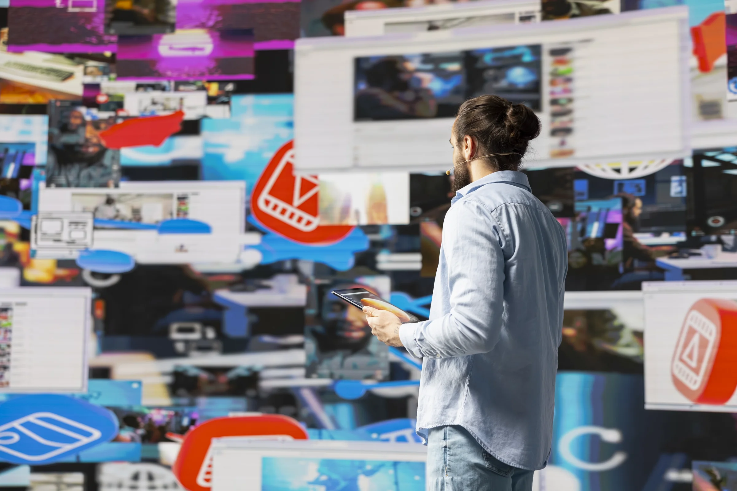 male trend setter hosts live presentation offering insight innovation