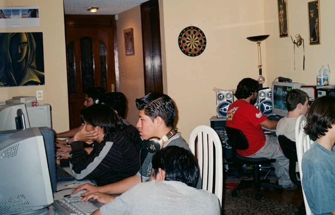 Internet YA NO ES LO QUE ERA... De la red abierta a un mundo gobernado por algoritmos, moderación y censura